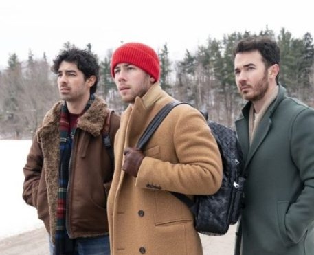 Disney+ divulga cartaz e teaser de Um Natal Bem Jonas Brothers