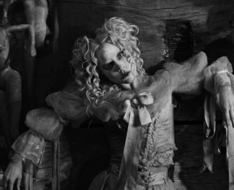 Com direção de Tim Burton, Lady Gaga lança o clipe de "The Dead Dance"
