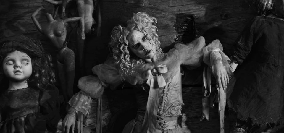 Com direção de Tim Burton, Lady Gaga lança o clipe de "The Dead Dance"