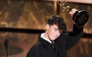 Emmy 2025 consagra Adolescência, da Netflix, e faz história com vitória de Owen Cooper