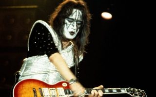 Morre Ace Frehley, lendário guitarrista do Kiss, aos 74 anos