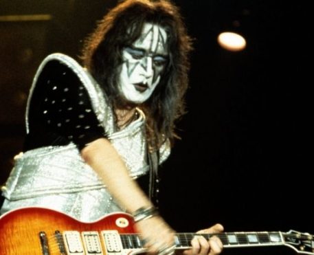 Morre Ace Frehley, lendário guitarrista do Kiss, aos 74 anos