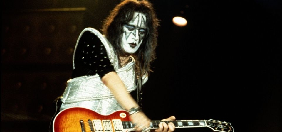 Morre Ace Frehley, lendário guitarrista do Kiss, aos 74 anos