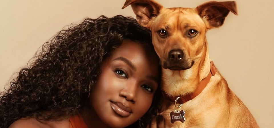 Iza lança clipe fofo com Amendoim, do filme Caramelo