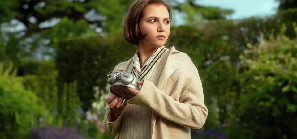 Os Sete Relógios, de Agatha Christie, ganha data de estreia e teaser na Netflix