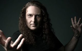 Angra anuncia saída de Fabio Lione após 13 anos