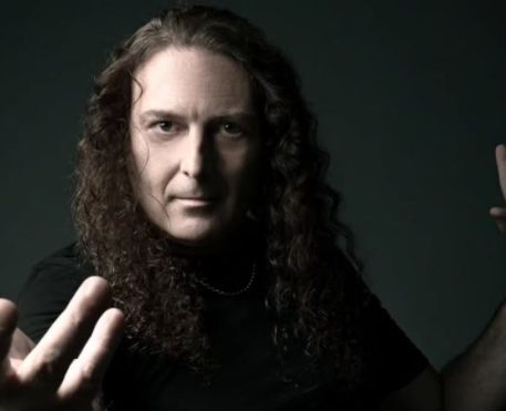 Angra anuncia saída de Fabio Lione após 13 anos