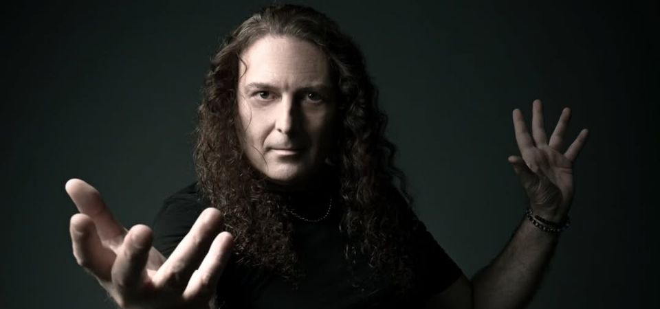 Angra anuncia saída de Fabio Lione após 13 anos