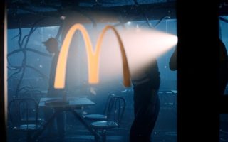 Méqui abre a fenda para o Mundo Invertido em campanha icônica com Stranger Things