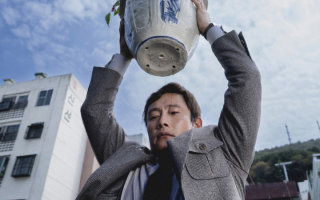 A Única Saída traz uma sátira afiada sobre a crueldade do capitalismo moderno