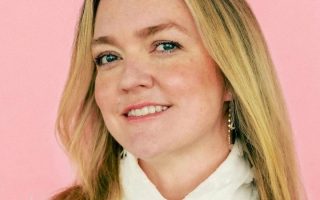 Colleen Hoover confirma que está livre do câncer e esclarece boatos