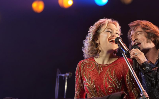 Song Sung Blue: Um Sonho a Dois | Hugh Jackman e Kate Hudson fazem do filme uma cinebiografia belíssima sobre a beleza do comum