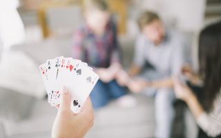 Jogar cartas pode ajudar a reduzir o estresse, aponta COPAG
