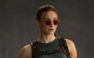 Prime Video divulga imagem de Sophie Turner como Lara Croft na série Tomb Raider