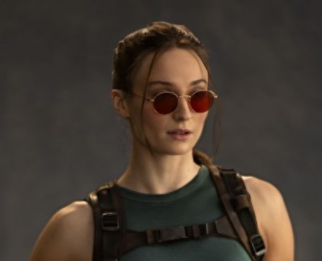 Prime Video divulga imagem de Sophie Turner como Lara Croft na série Tomb Raider