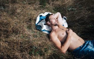 Pillion ganha trailer, cartaz e data de estreia no Brasil