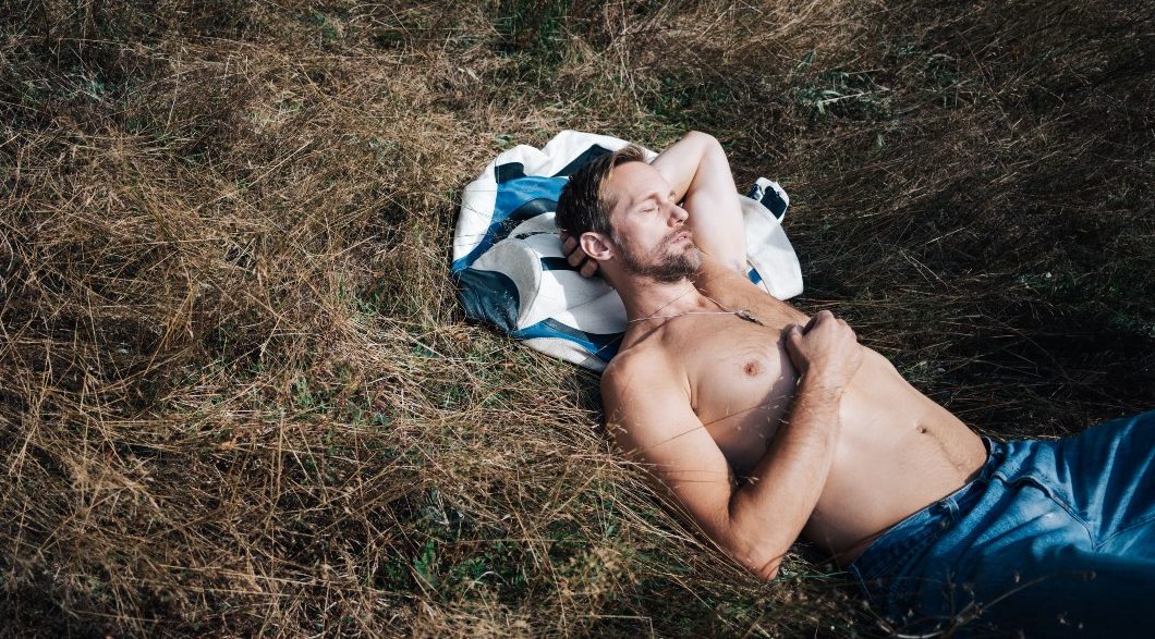 Pillion ganha trailer, cartaz e data de estreia no Brasil