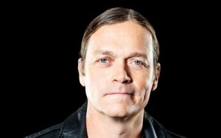 Brad Arnold, vocalista do 3 Doors Down, morre aos 47 anos