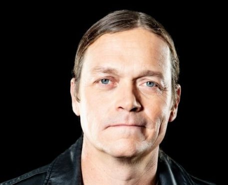 Brad Arnold, vocalista do 3 Doors Down, morre aos 47 anos