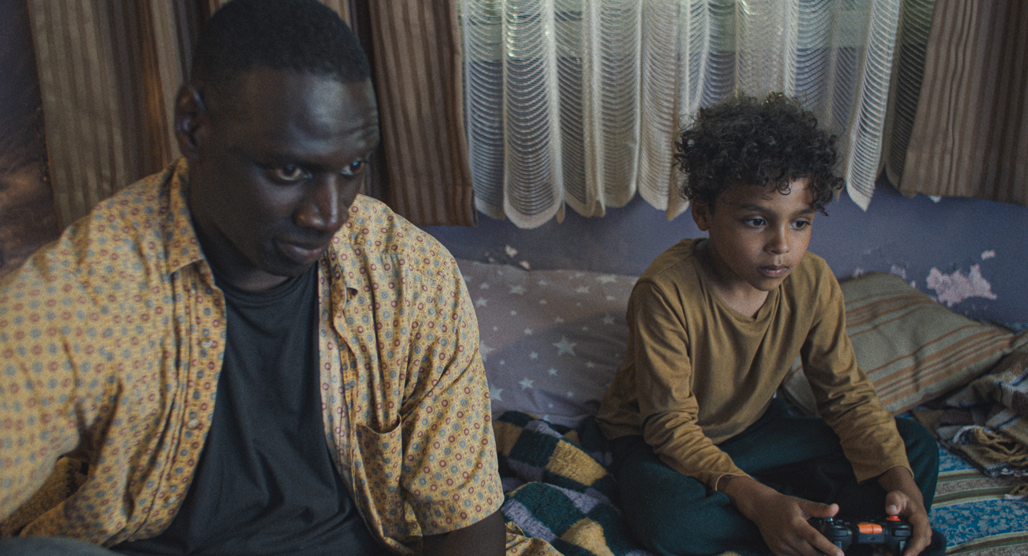 O Caso dos Estrangeiros | Suspense com Omar Sy ganha trailer e cartaz