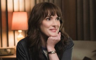 Winona Ryder entra para o elenco da 3ª temporada de Wandinha