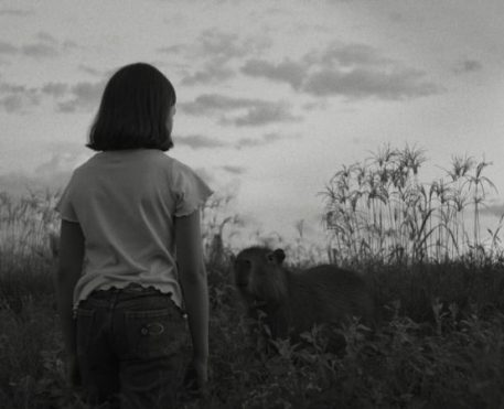 A Mensageira explica a dor da perda com fé, ambiguidade e silêncio