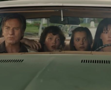 No Fim da Rua | Sci-fi com Anne Hathaway e Ewan McGregor ganha trailer