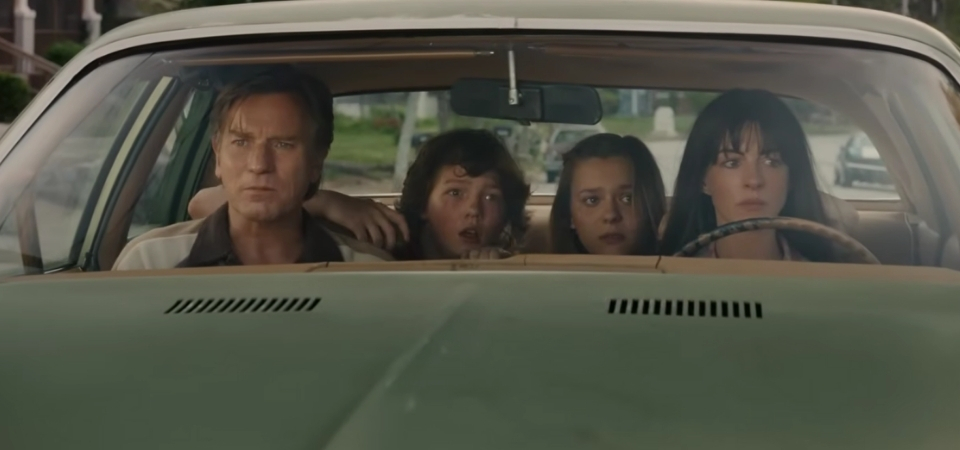 No Fim da Rua | Sci-fi com Anne Hathaway e Ewan McGregor ganha trailer