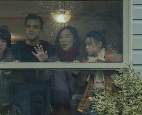 A Última Casa, suspense com Wagner Moura e Greta Lee, ganha primeiras imagens