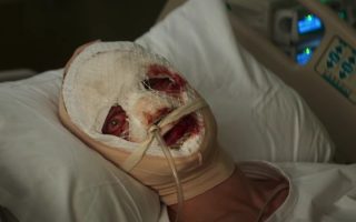 Cara-De-Barro ganha primeiro trailer e revela origem sombria do vilão da DC