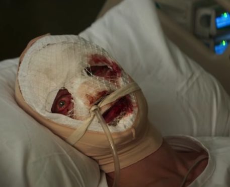 Cara-De-Barro ganha primeiro trailer e revela origem sombria do vilão da DC