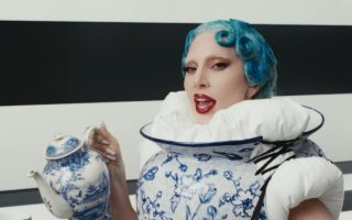 Lady Gaga lança clipe de “Runway”, canção tema de O Diabo Veste Prada 2