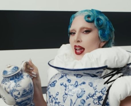 Lady Gaga lança clipe de "Runway", canção tema de O Diabo Veste Prada 2