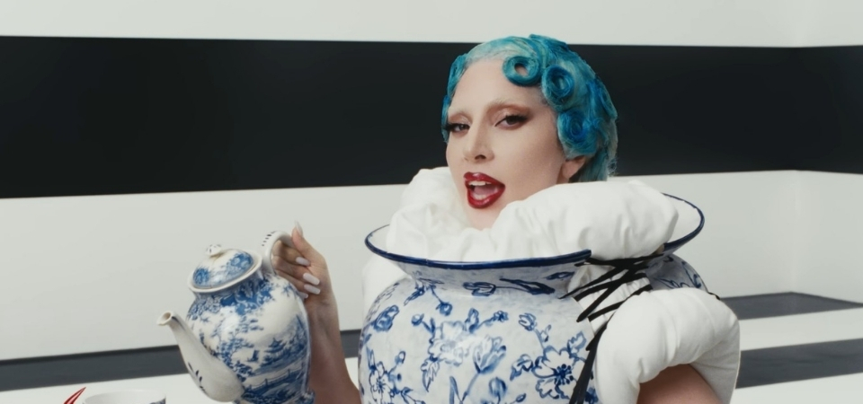 Lady Gaga lança clipe de “Runway”, canção tema de O Diabo Veste Prada 2