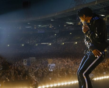 Michael aposta no espetáculo musical, mas foge das controvérsias