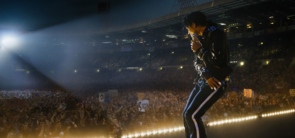 Michael aposta no espetáculo musical, mas foge das controvérsias