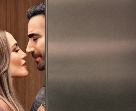 Jennifer Lopez e Brett Goldstein vivem casal no trailer de Paixão de Escritório