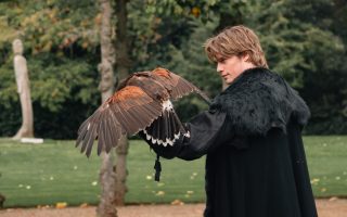 100 Noites de Desejo | Filme com Emma Corrin e Nicholas Galitzine ganha novas imagens