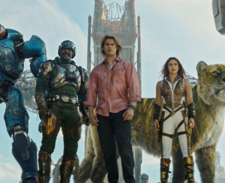 Nicholas Galitzine, Camila Mendes e Travis Knight vêm ao Brasil para promover Mestres do Universo