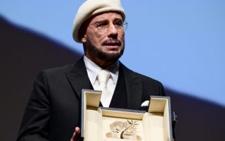 John Travolta recebe Palma de Ouro honorária em Cannes e se emociona: “Mais do que o Oscar”
