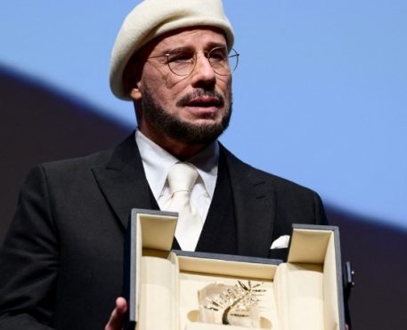 John Travolta recebe Palma de Ouro honorária em Cannes e se emociona: “Mais do que o Oscar”