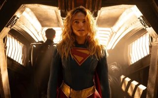 Supergirl: Milly Alcock assume papel da heroína com firmeza, presença e vulnerabilidade