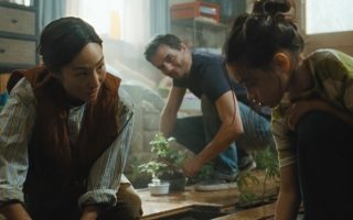 Netflix divulga trailer de A Última Casa, estrelado por Wagner Moura e Greta Lee