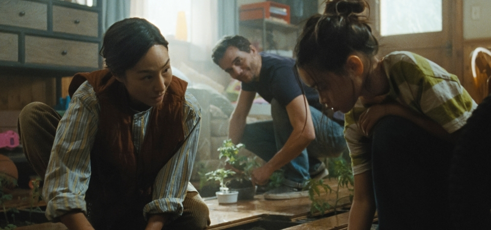 Netflix divulga trailer de A Última Casa, estrelado por Wagner Moura e Greta Lee