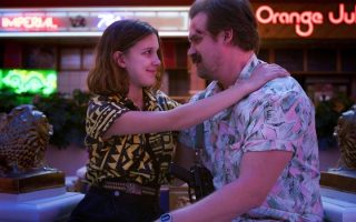 Millie Bobby Brown e David Harbour voltam a viver pai e filha em nova série da Netflix