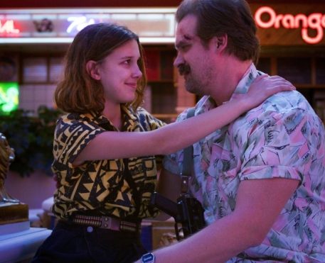 Millie Bobby Brown e David Harbour voltam a viver pai e filha em nova série da Netflix