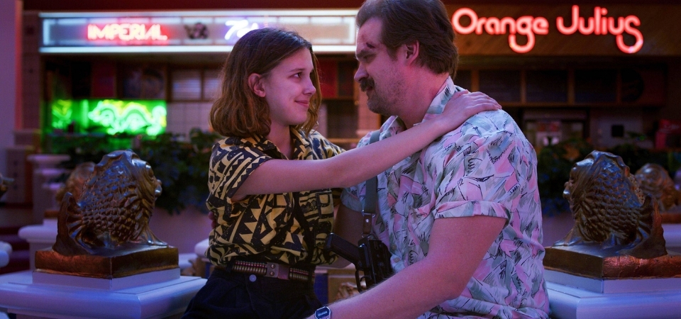 Millie Bobby Brown e David Harbour voltam a viver pai e filha em nova série da Netflix