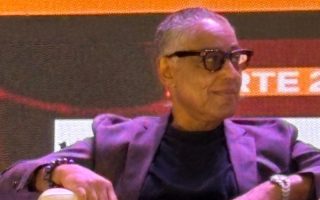 Giancarlo Esposito faz estreia no SANA 2026 e entra na brincadeira com a vaia cearense