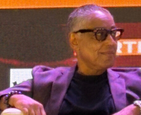 Giancarlo Esposito faz estreia no SANA 2026 e entra na brincadeira com a vaia cearense