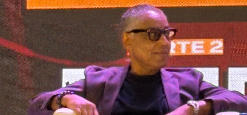 Giancarlo Esposito faz estreia no SANA 2026 e entra na brincadeira com a vaia cearense
